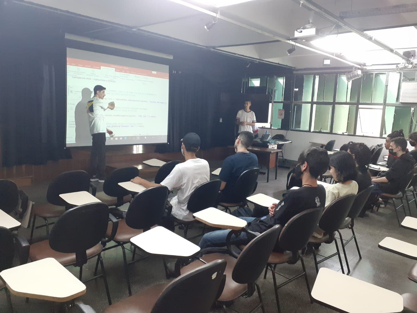 Aula presencial em sala explicando o uso de JOptionPane em Java