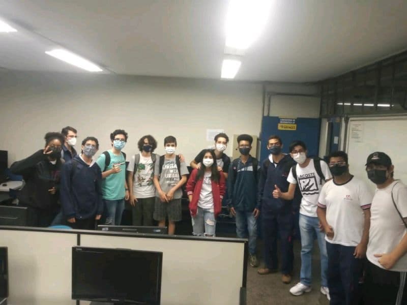 Turma da ETEC reunida no laboratório de informática após uma aula do projeto