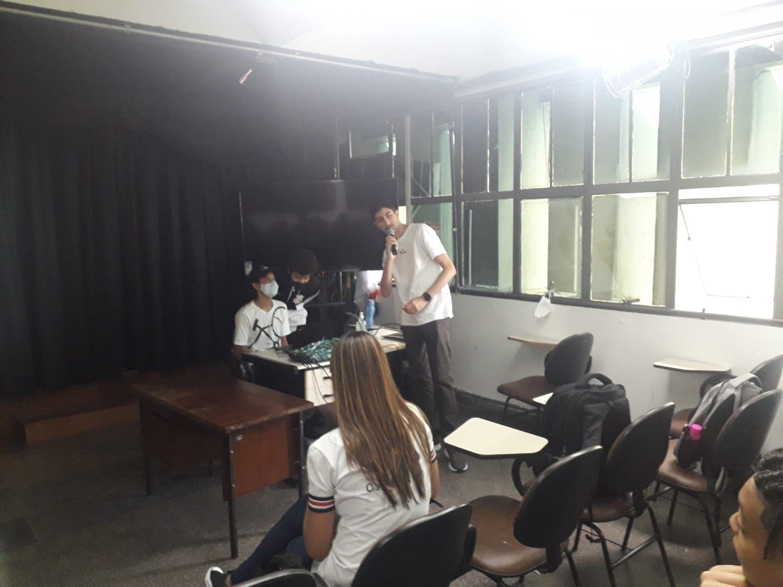 Igor conduzindo uma dinâmica do projeto com microfone