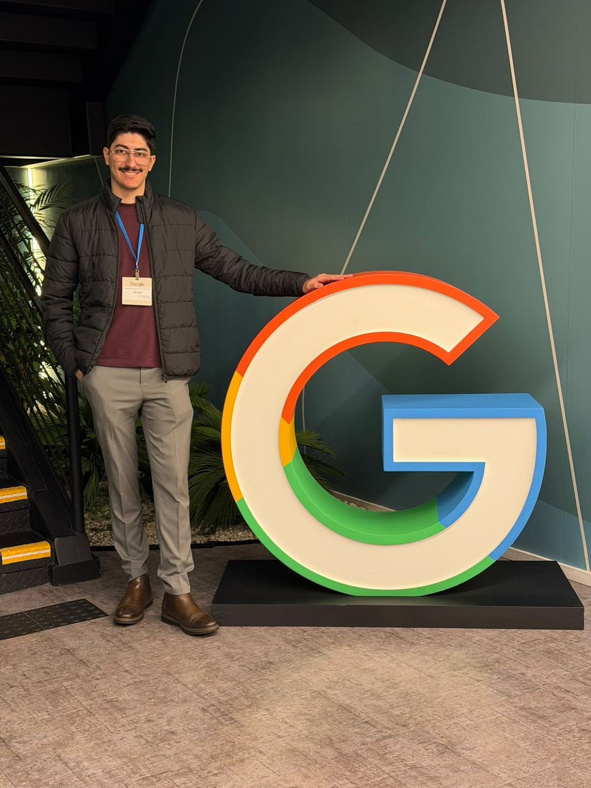 Igor ao lado do letreiro G do Google, no escritório de São Paulo