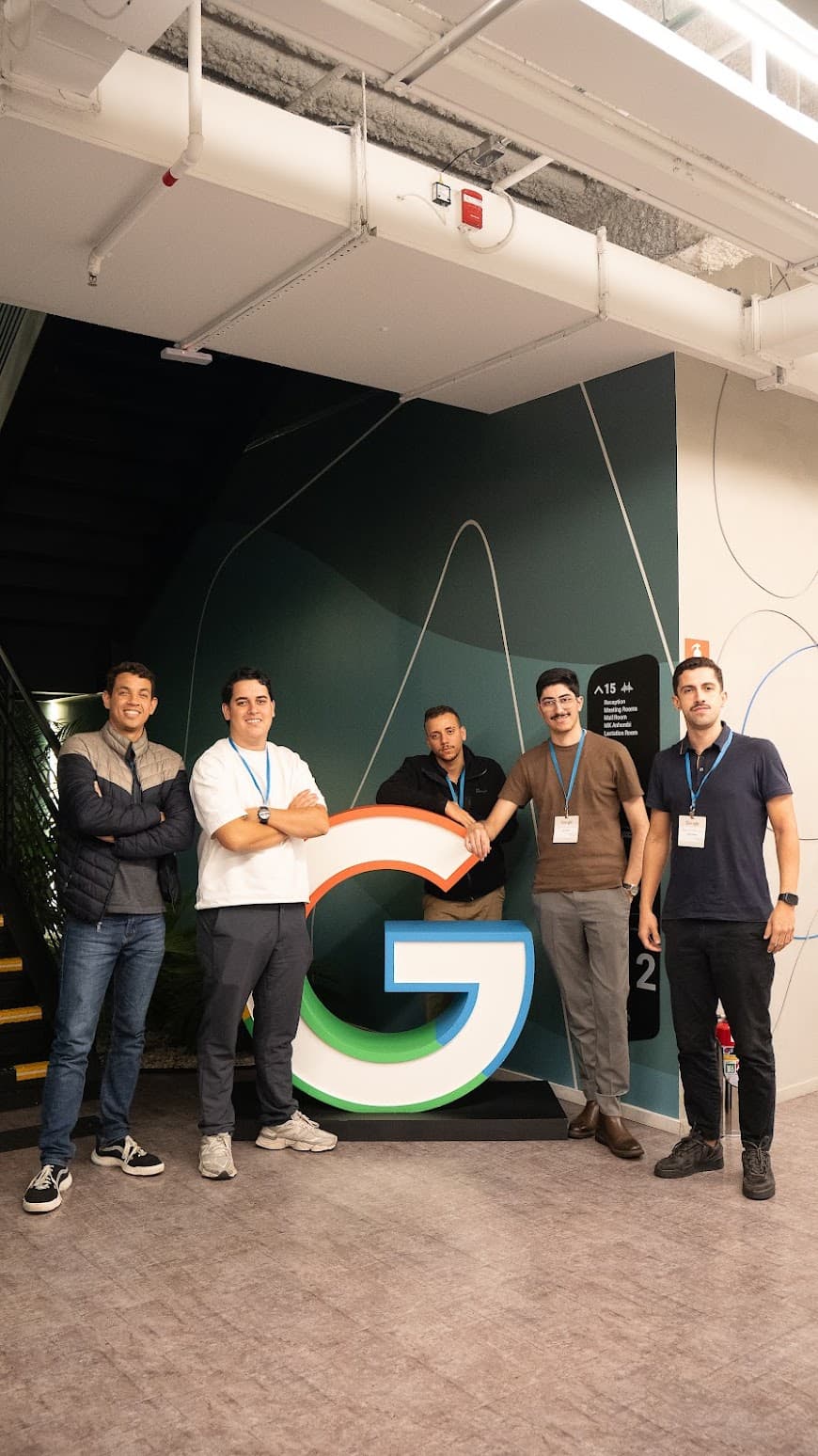 Time da Pipeimob posando ao lado do letreiro G do Google